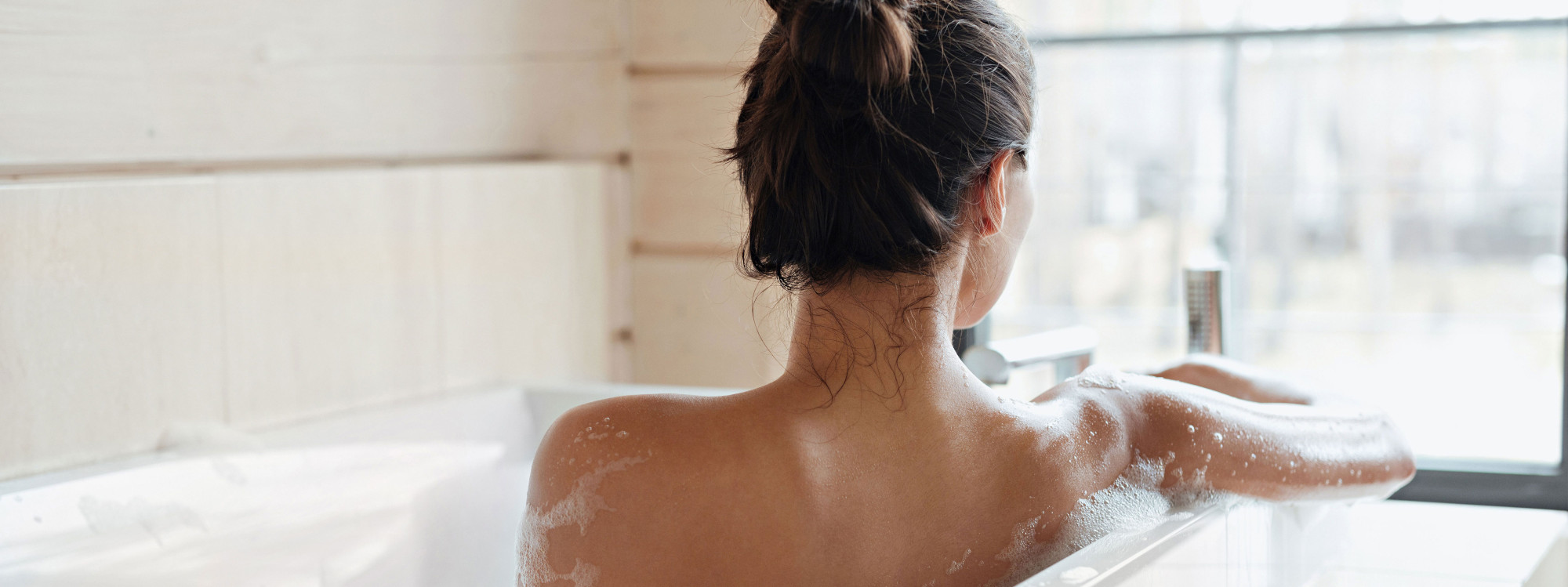 фото девушек в ванне со спины