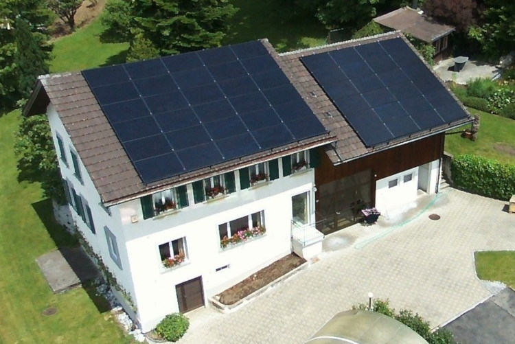 PV-Anlage auf zwei Dächer