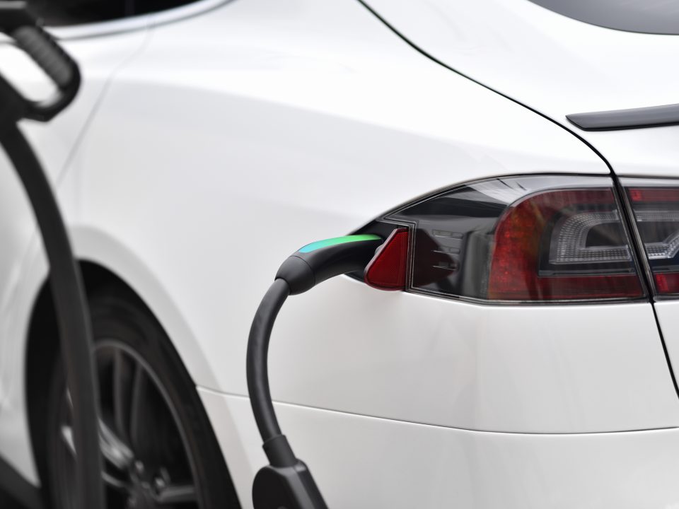 Tesla & Photovoltaik – Elektroauto mit Solarstrom laden