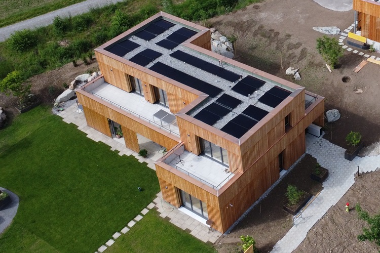 Solaranlage Flachdach Einfamilienhaus