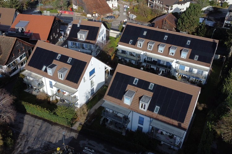 Solaranlage Mehrfamilienhaus Aufdach mit Blindmodulen
