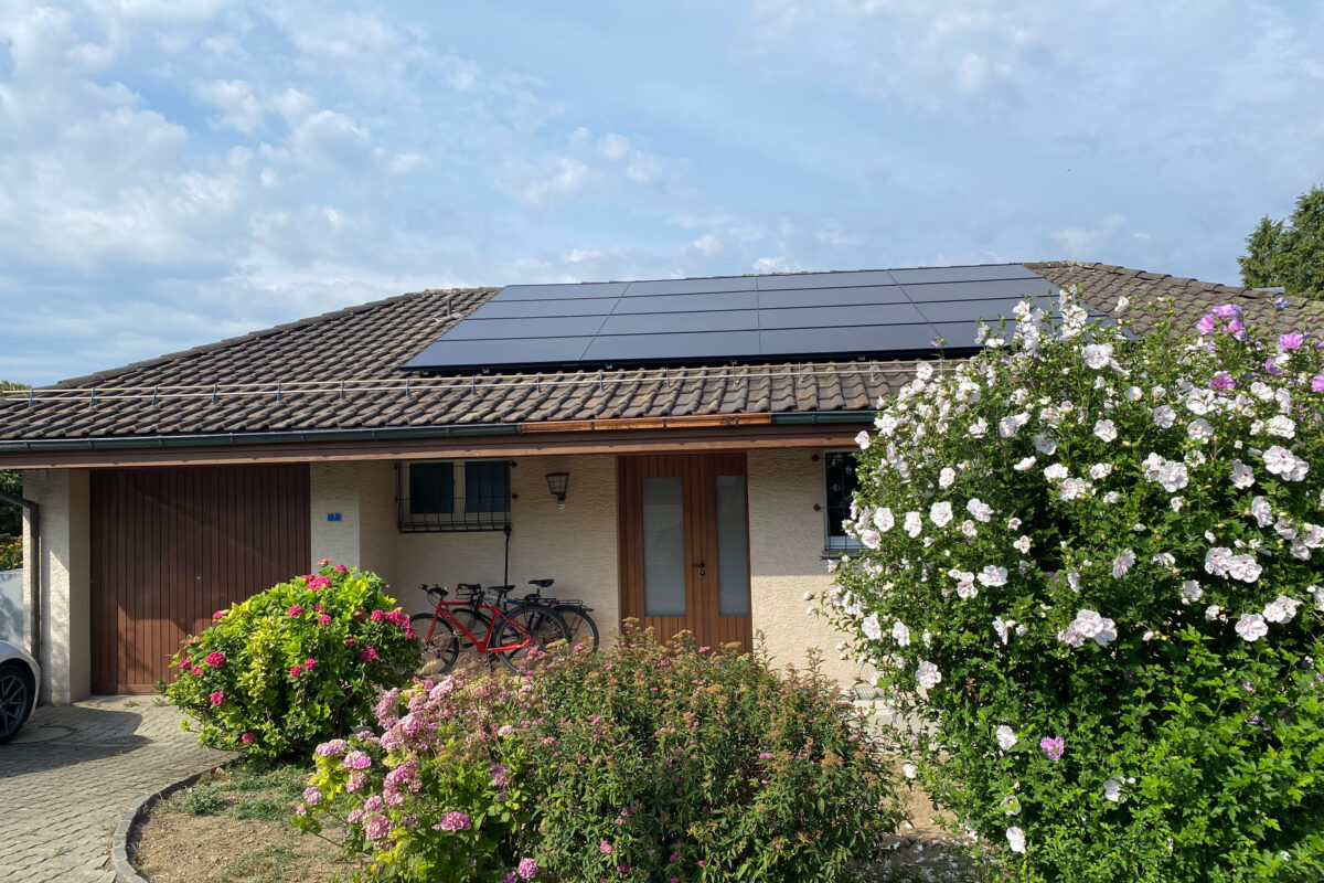 Einfamilienhaus in Remetschwil mit neuer Solaranlage auf dem Ziegeldach