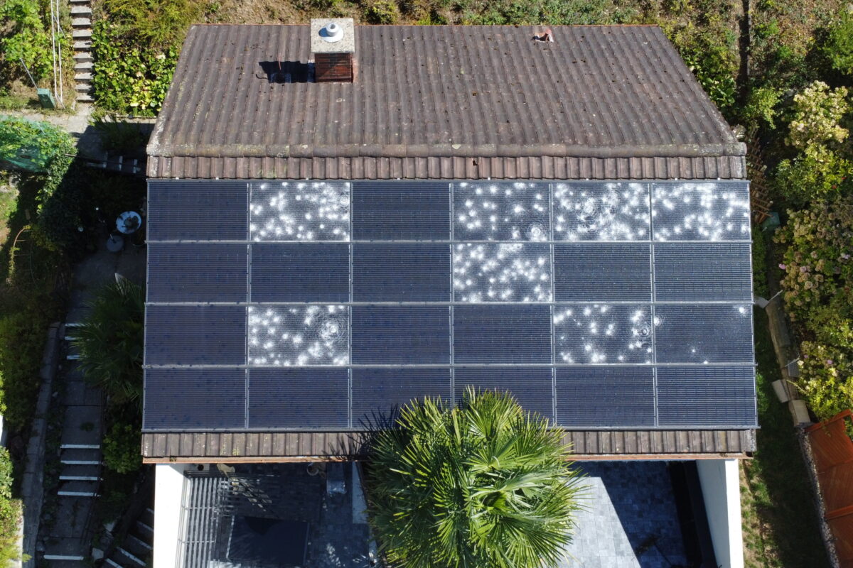 Ein Einfamilienhaus mit beschädigten Solarmodulen bei einer Photovoltaikanlage nach einem schweren Hagelsturm