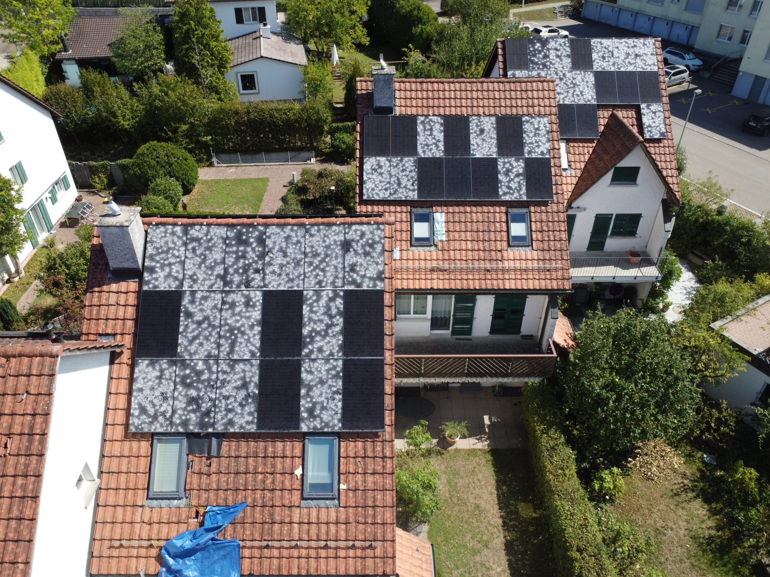 Solarmodul mit Glasbruch nach Hagelschlag auf einem Hausdach